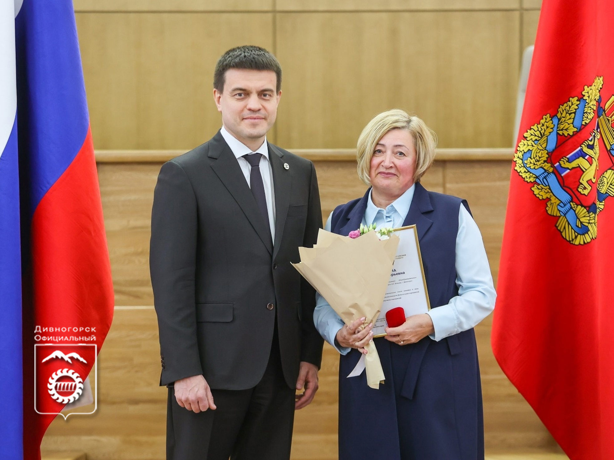 Глава города Сергей Егоров поздравил дивногорских педагогов с наградой.