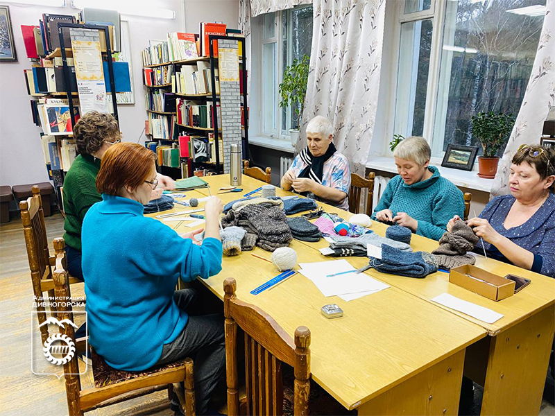 Дивногорские мастерицы из клуба «Золотая нить» вяжут носки для бойцов на СВО.