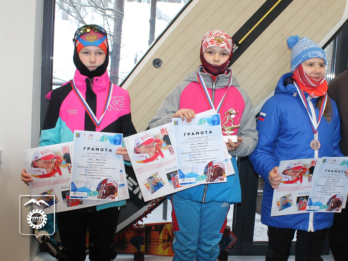 София и Мария Лукьянцевы взяли 4 медали на лыжных гонках.