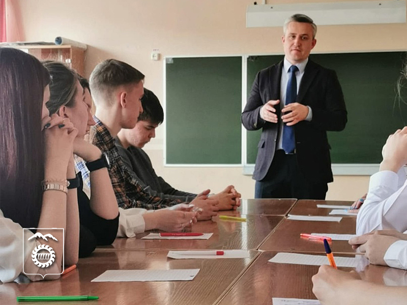 Глава города поговорил о важном с учениками 4 школы.