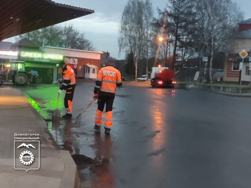 Работники МУПЭС продолжают наводить чистоту на улицах города днем и даже ночью!.