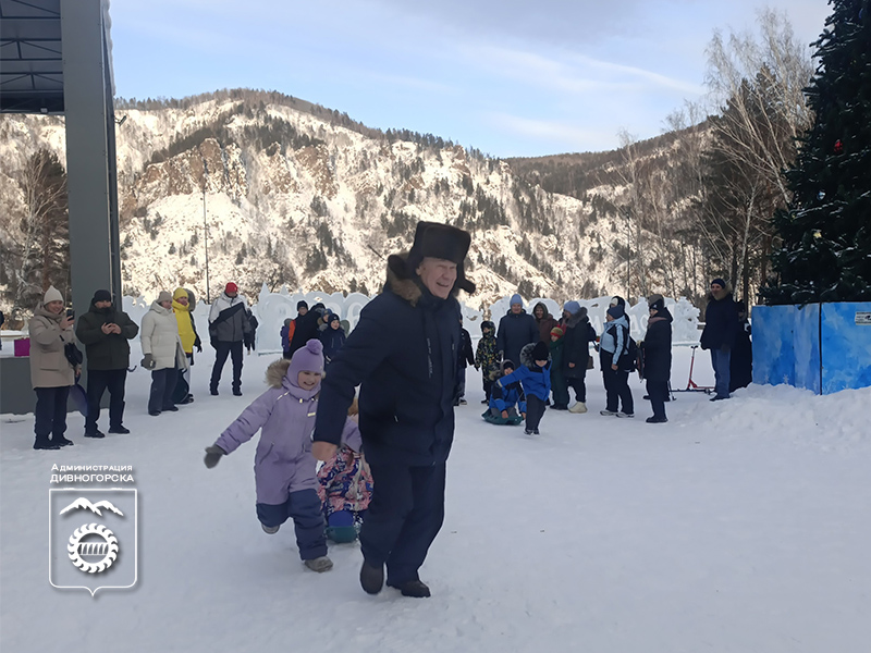 Зимушка и Огонёк зажгли на площади у Дворца культуры: игры, песни, хоровод вокруг главной красавицы города — веселье било через край!.