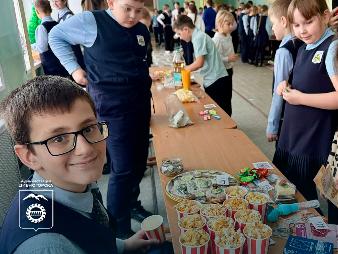В школе №2 прошла благотворительная ярмарка в поддержку военнослужащих СВО.