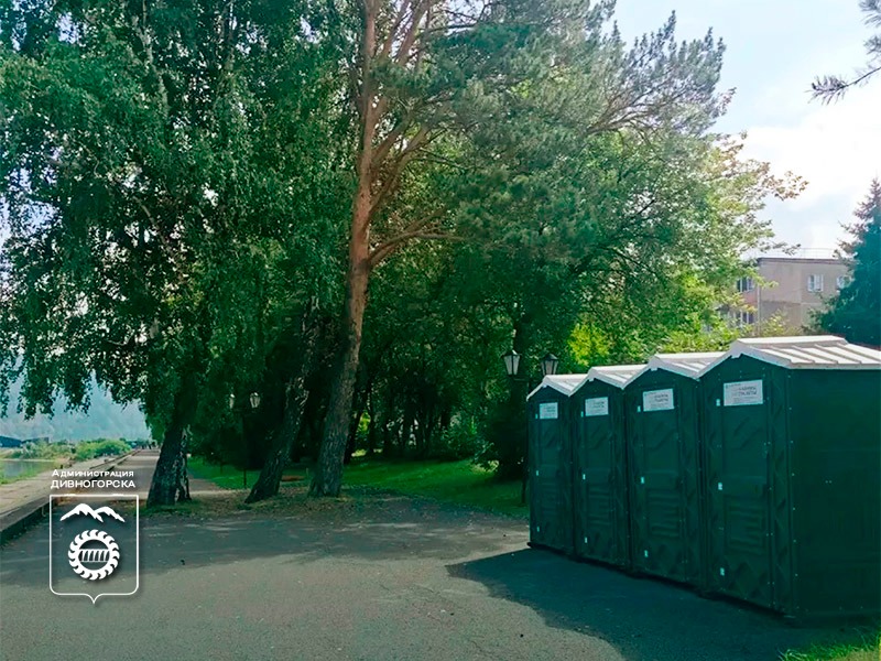На время отключения холодной воды в конце набережной установили биотуалеты.