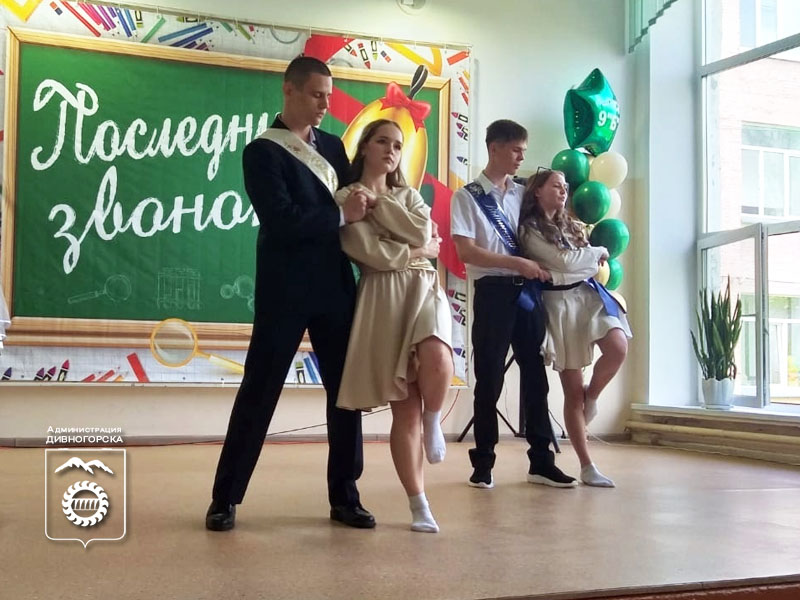 Собрали для вас фотографии Последних звонков со всех школ.