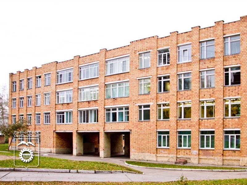 Глава города Сергей Егоров поздравил гимназию с 35-летием.