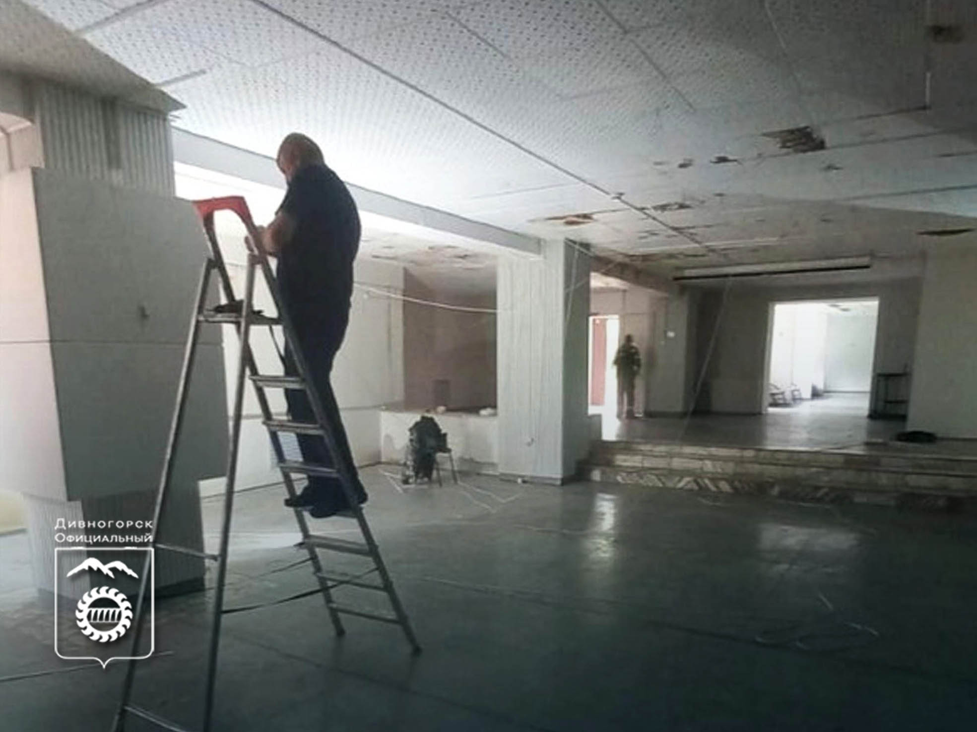 Начали капитальный ремонт потолка выставочного зала художественного музея.