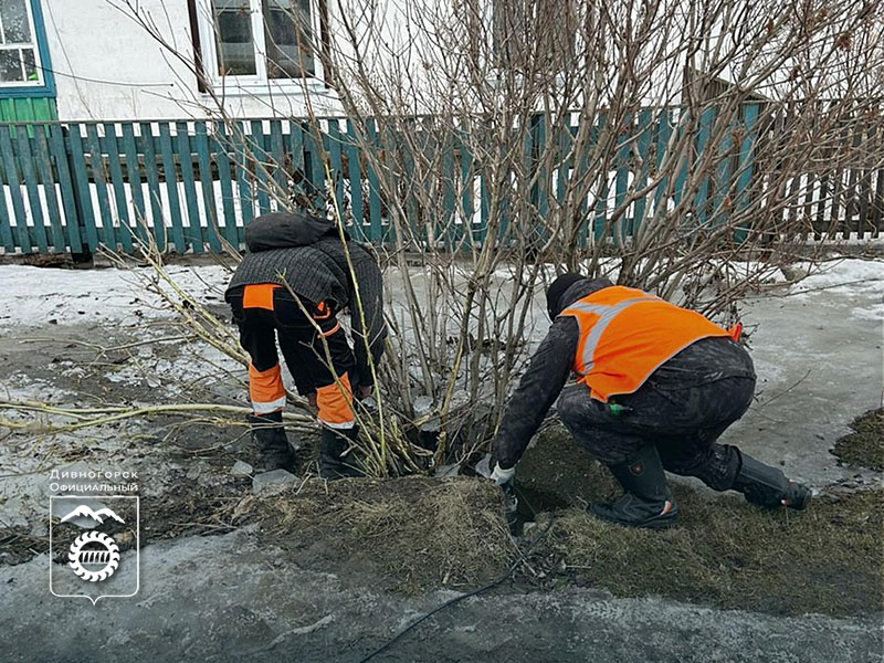 Работники МУПЭС откачивают воду в поселке Усть-Мана круглосуточно.
