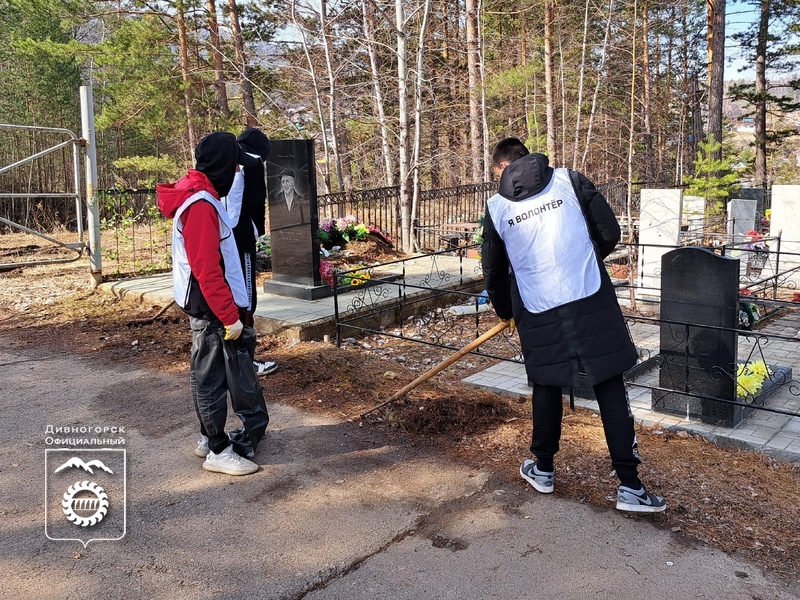 Волонтеры привели в порядок могилы ветеранов ВОВ.