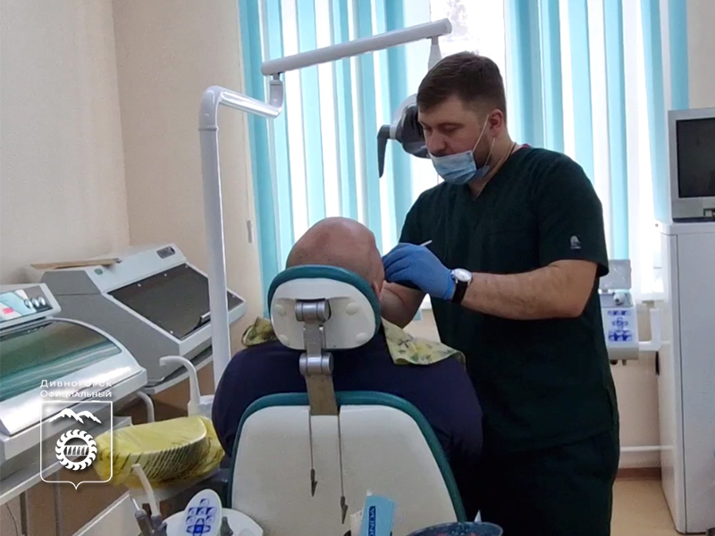 В стоматологической поликлинике появилось бесплатное зубопротезирование.
