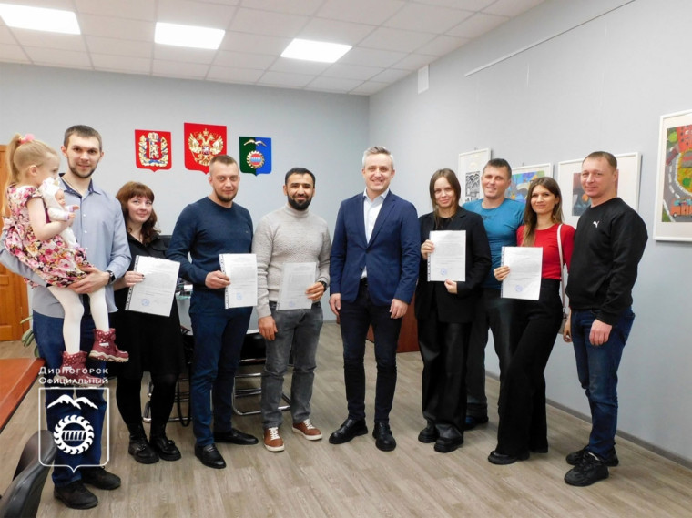 Глава Дивногорска вручил пять сертификатов на улучшение жилищных условий молодым семьям.