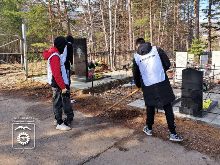 Волонтеры привели в порядок могилы ветеранов ВОВ.