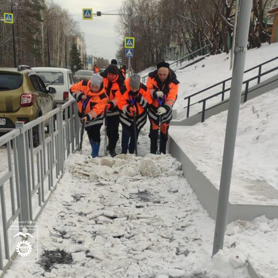 Работники МУПЭС спасают наш город от наледи и снега.