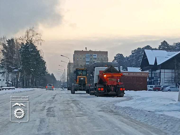 Уборка города идёт в плановом режиме. МУПЭС очищает дороги и тротуары от снега и наледи.