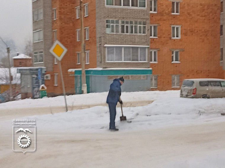 Уборка города идёт в плановом режиме. МУПЭС очищает дороги и тротуары от снега и наледи.