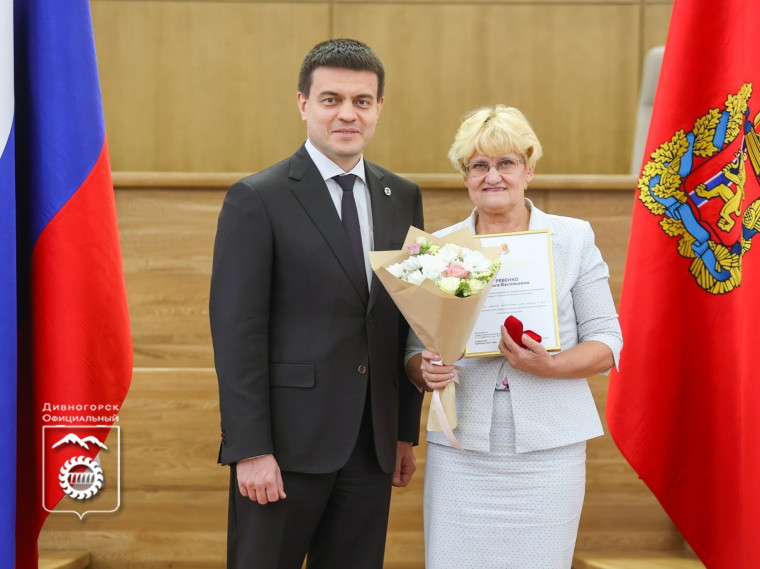 Глава города Сергей Егоров поздравил дивногорских педагогов с наградой.