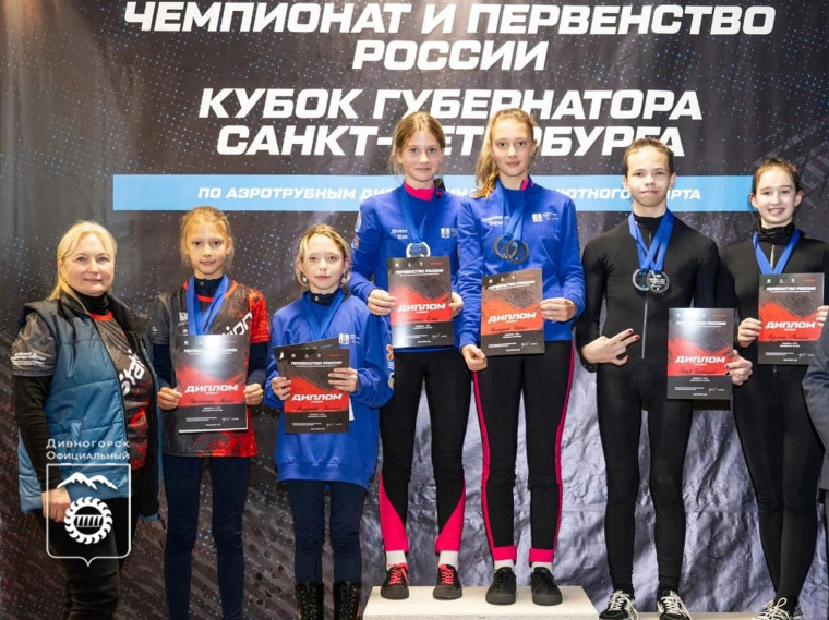 Полина Куклина завоевала сразу 2 серебряные медали на федеральных соревнованиях по парашютному спорту.