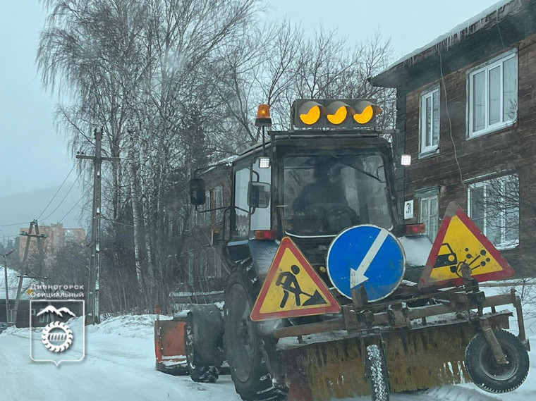 Сегодня снегоуборочная техника работала в городе и поселках.
