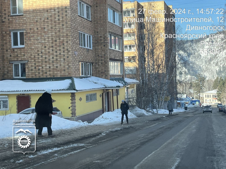 Сегодня коммунальные службы подсыпали тротуары и лестницы в Дивногорске, а также дороги в городе и поселке Усть-Мана.