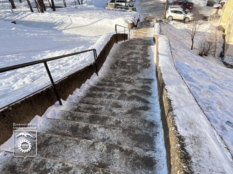 Сегодня коммунальные службы подсыпали тротуары и лестницы в Дивногорске, а также дороги в городе и поселке Усть-Мана.