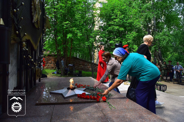 В День памяти и скорби дивногорцы зажгли свечи и возложили цветы у мемориалов.